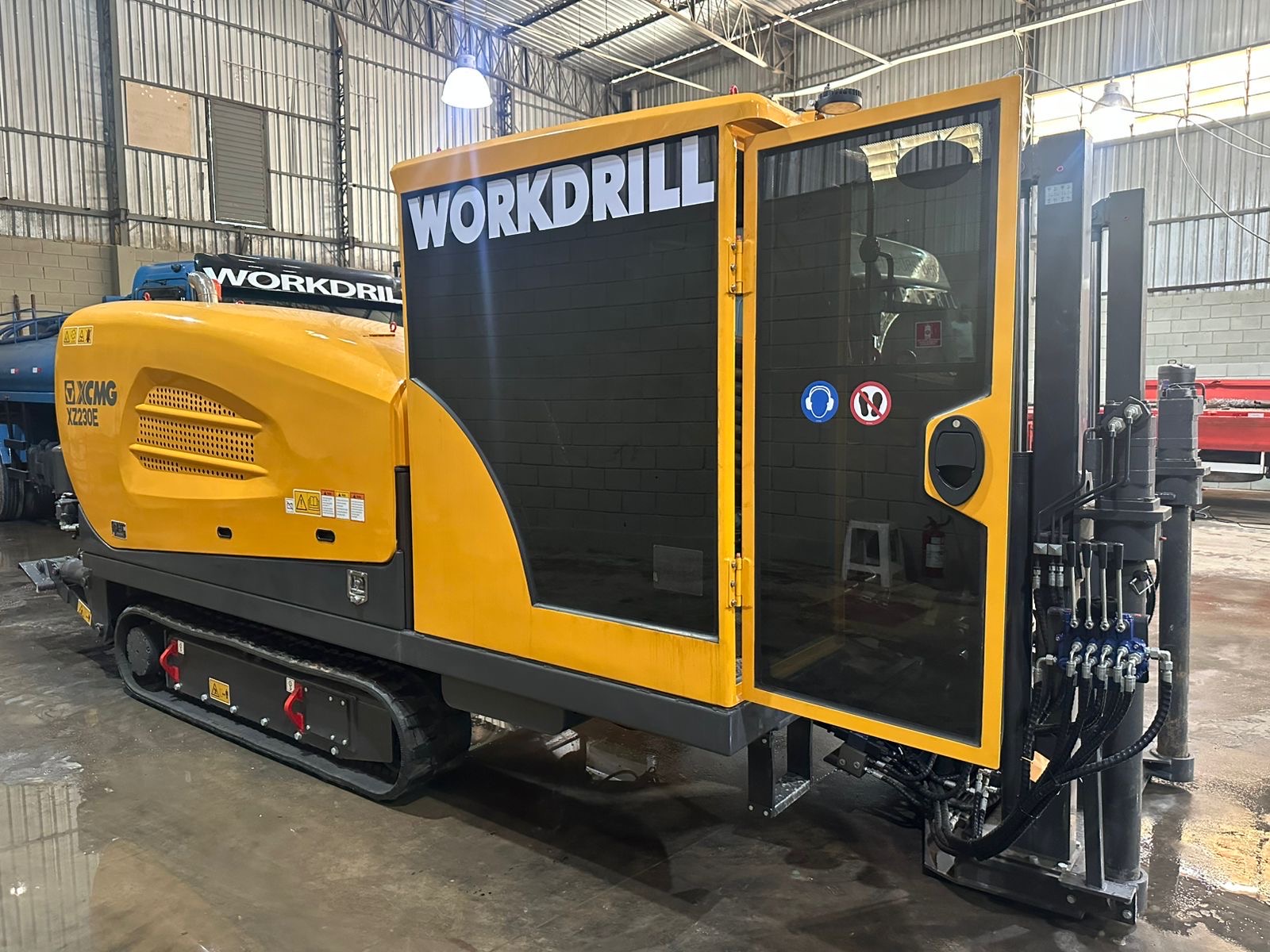 Perfuratriz amarela XCMG XZ230E no galpão