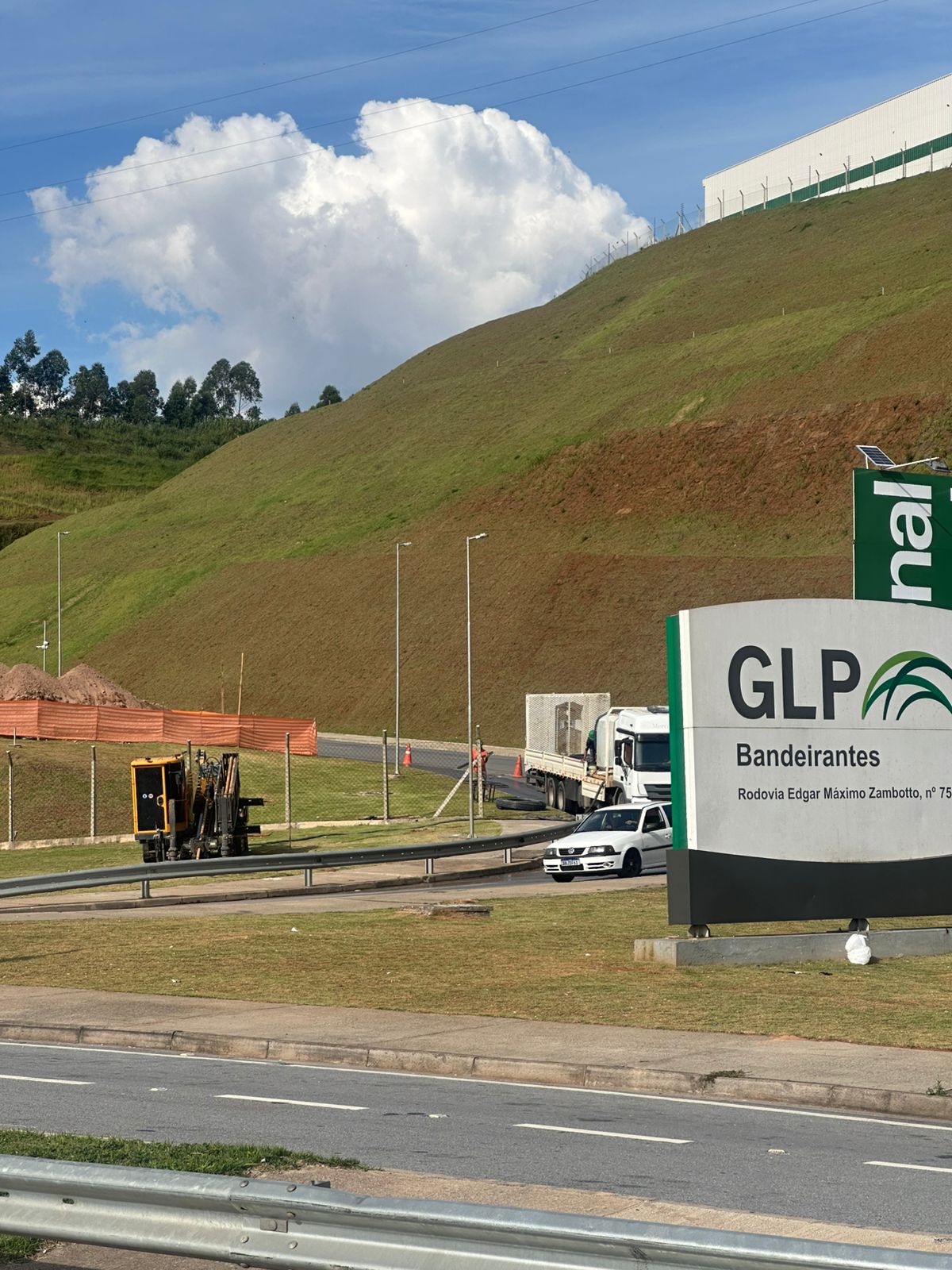 Instalação de rede subterrânea no condomínio logístico GLP Bandeirantes